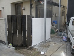 2.境界に枕木を立てて壁はジョリパット仕上げにしました