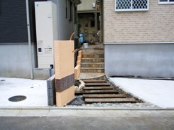 3.階段に石張りにして通路に枕木を引きました