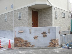 4.門柱にレンガを張っていきます