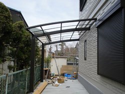 3.カーポート組み立て中