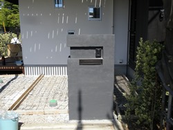 4.凹凸のある門柱です