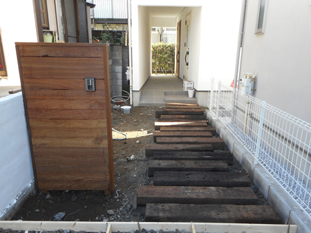 2.門柱とアプローチ完成 border=