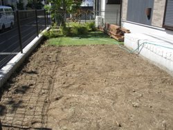 2.芝生をはがしたとこです