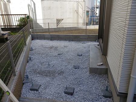 1.施工前　砂利引きと束石
